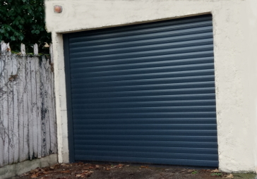 une réalisation de porte de garage enroulable en gris 7016 à Bordeaux